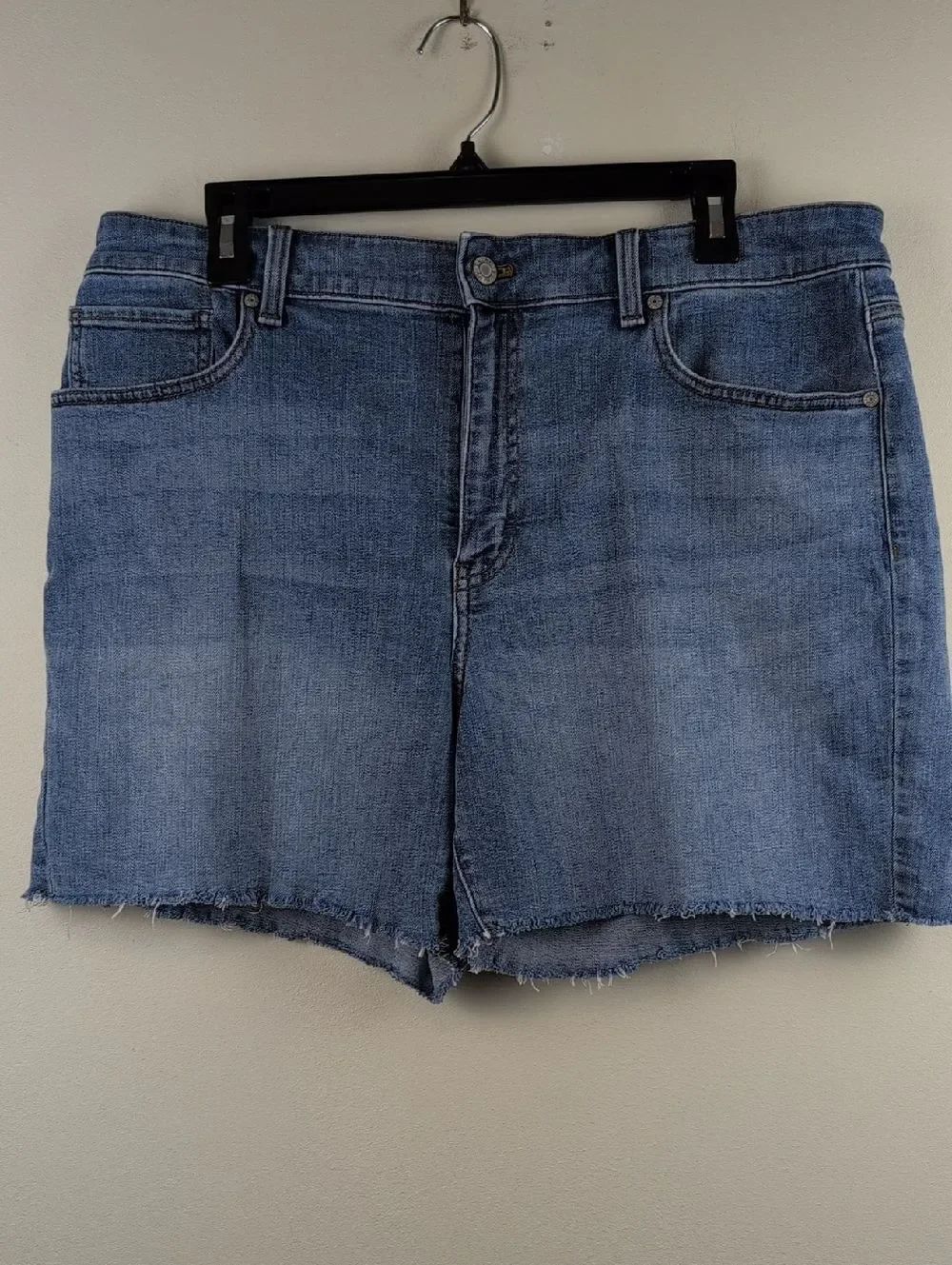 Talbots Classic Relaxed Girlfriend Denim 5" Shorts - Magnolia Wash Size 14